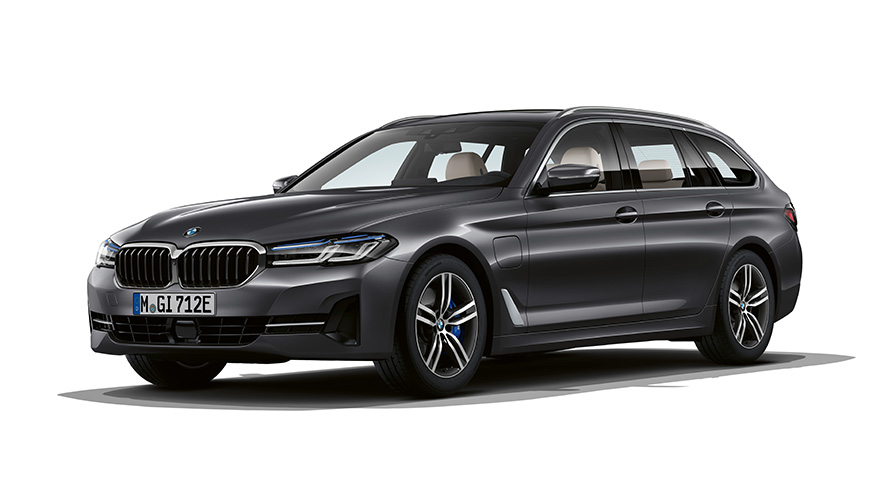 BMW Série 5 Touring hybride rechargeable, vue de trois quarts avant BMW Série 5 Touring hybride rechargeable, vue de trois quarts avant en studio