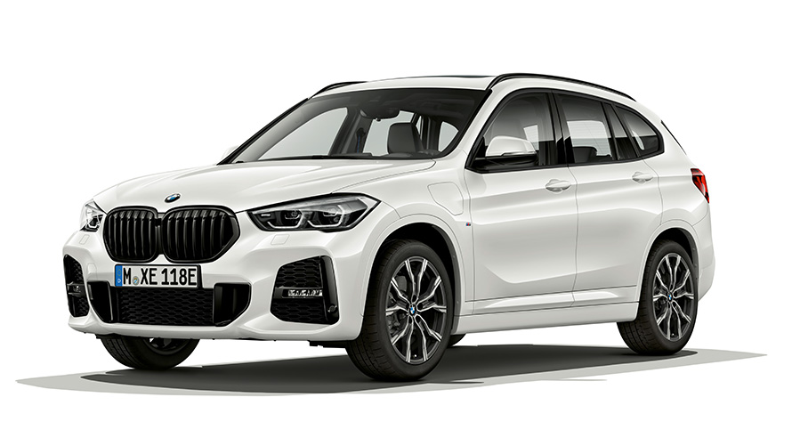 BMW X1 xDrive25e, modèle PHEV, vue de trois quarts avant BMW X1 xDrive25e , modèle PHEV, vue de trois quarts avant en studio