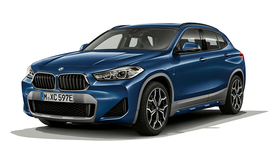 BMW X2 xDrive25e, modèle PHEV, vue de trois quarts avant BMW X2 xDrive25e , modèle PHEV, vue de trois quarts avant en studio