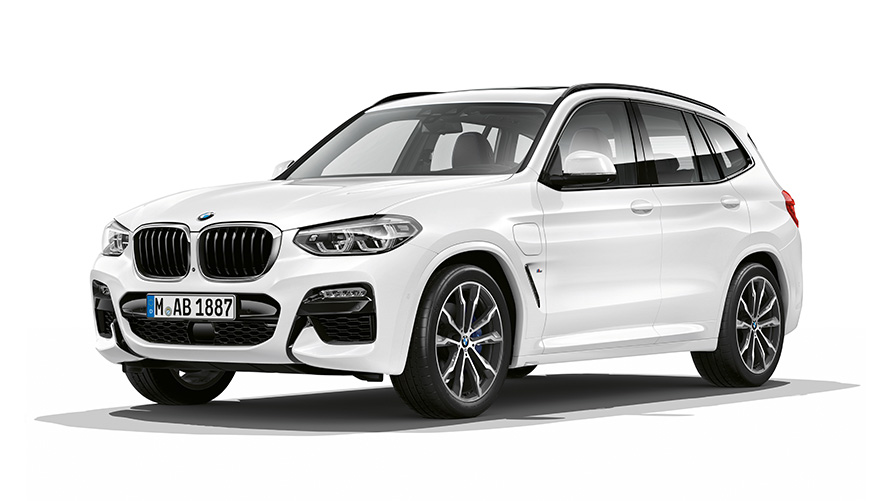 BMW X3 xDrive30e, modèle PHEV, vue de trois quarts avant BMW X3 xDrive30e , modèle PHEV, vue de trois quarts avant en studio