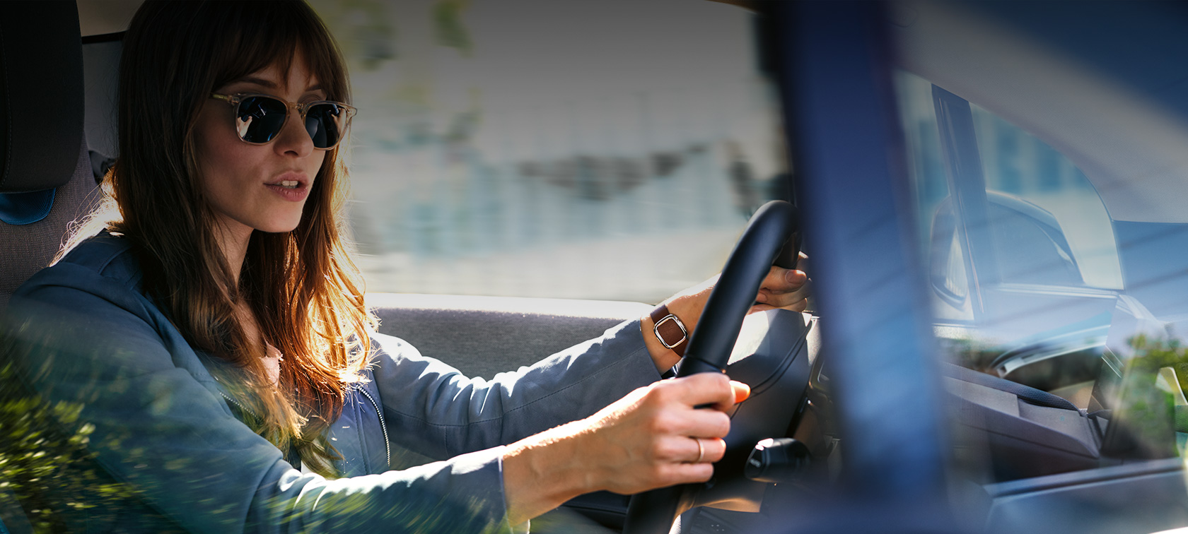 Amazon Alexa in de wagen vrouw aan het stuur van een BMW Amazon Alexa in de wagen vrouw aan het stuur van een BMW