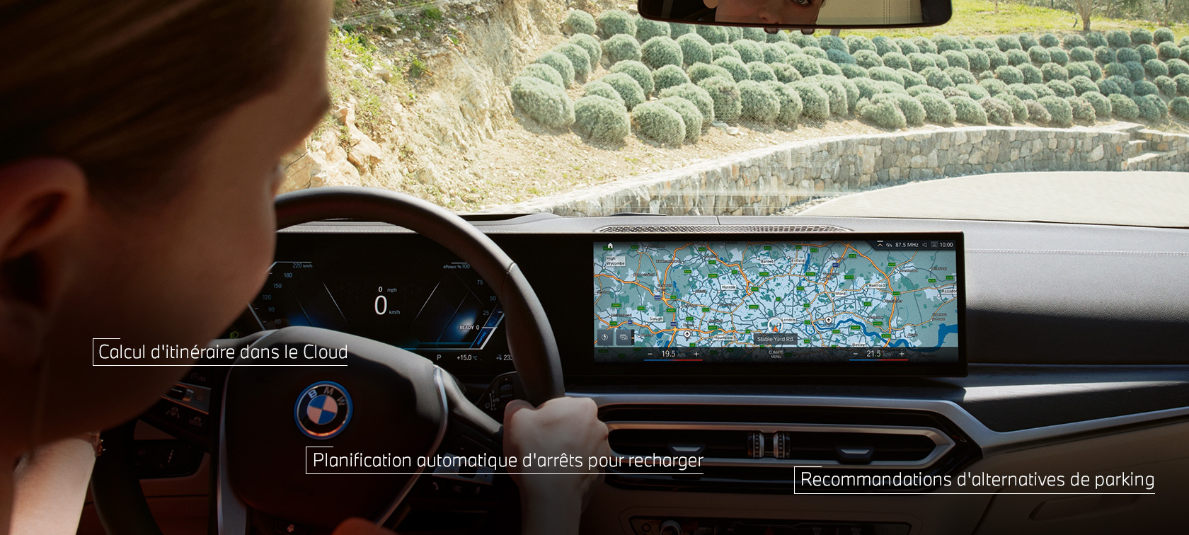 Un homme au volant de sa BMW suit les indications de navigation de BMW Maps sur le Control Display Un homme au volant de sa BMW suit les indications de navigation de BMW Maps sur le Control Display