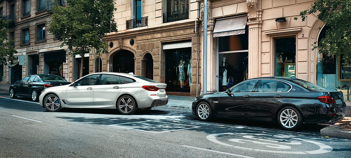 BMW Maps Connected Parking BMW Maps Connected Parking BMW 6 Reeks Gran Turismo in het wit bij het parkeren