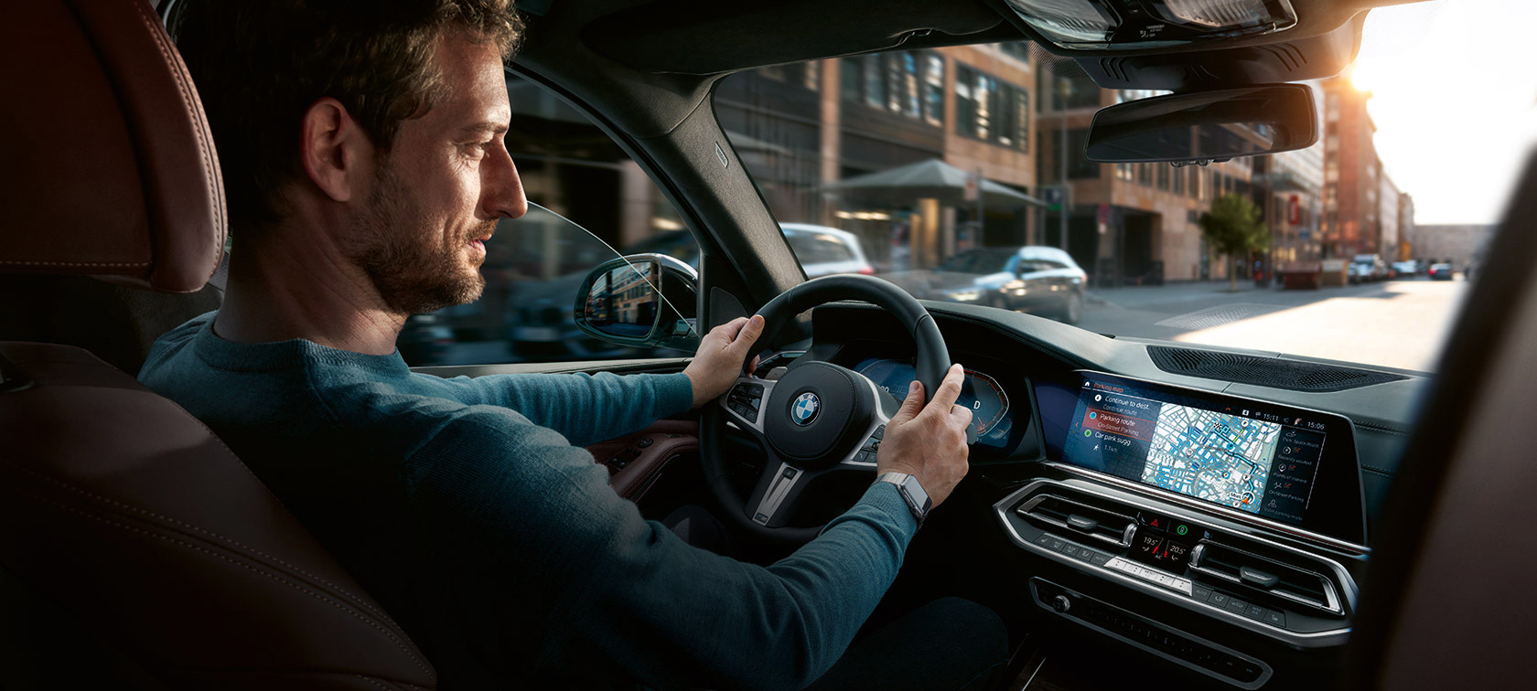 BMW Maps Navigation Man rijdt in BMW met BMW Maps Navigation op het Control Display