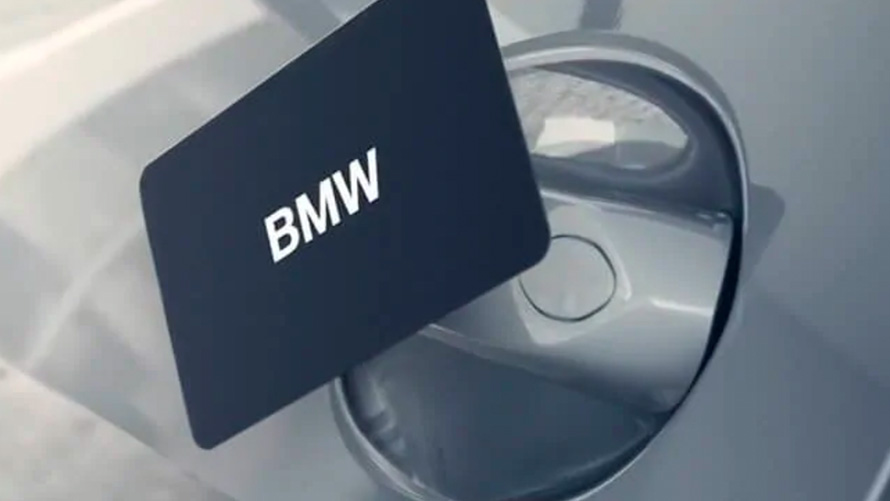 BMW KeyCard Man opent zijn BMW met BMW KeyCard als digitale sleutel