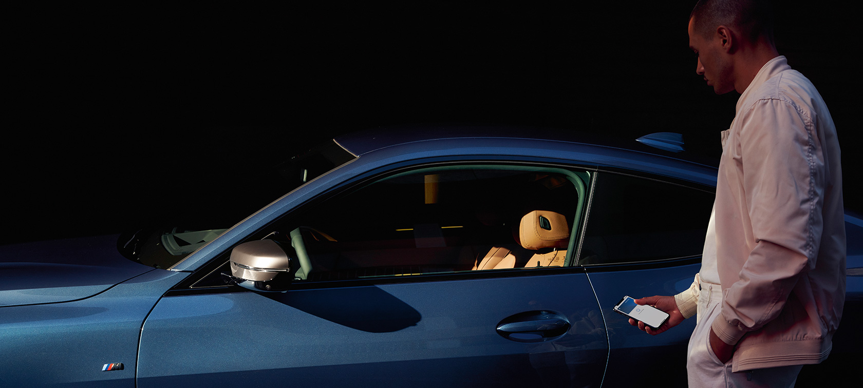 BMW Digital Key BMW Digital Key My BMW App man opent BMW 4 Reeks Coupé met zijn smartphone