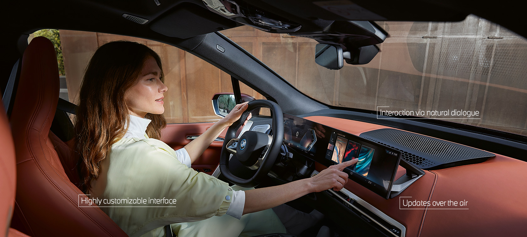 Vrouw gebruikt MyModes van BMW iDrive met aanraakbediening Vrouw gebruikt MyModes van BMW iDrive met aanraakbediening