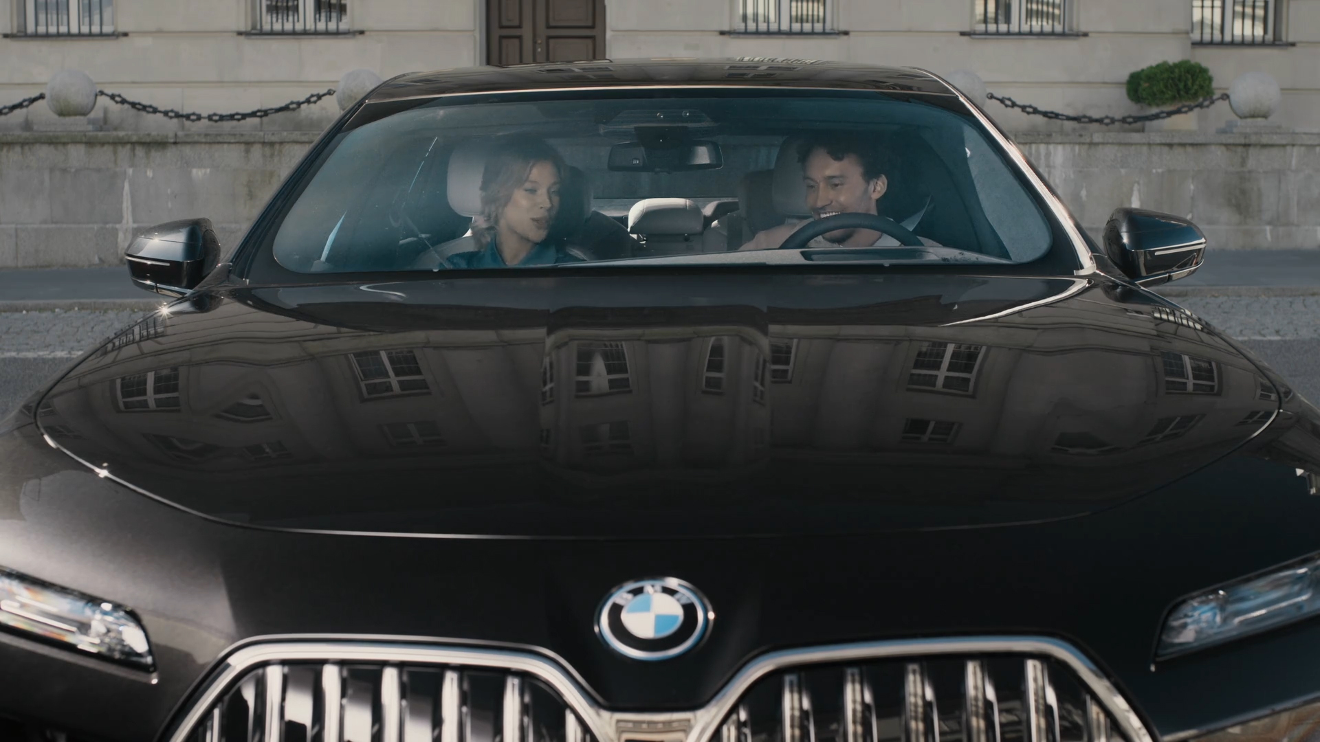 BMW iDrive Challenge sightseeing BMW iDrive Challenge sightseeing G70 vooraanzicht twee personen kijken naar het BMW Curved Display