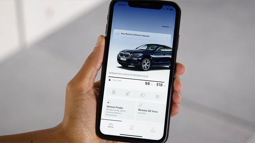 Smartphone in hand weergave My BMW App Remote Software Upgrade smartphone in de hand weergave My BMW App