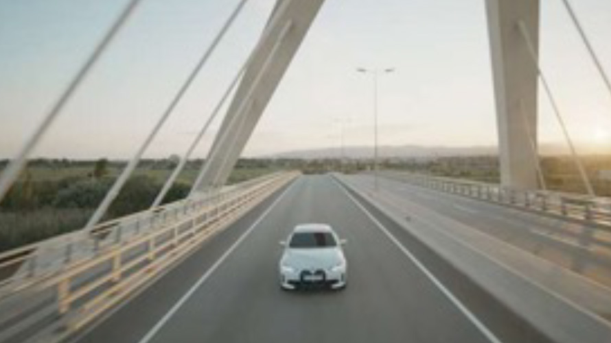 BMW IconicSounds Electric BMW op brug BMW IconicSounds Electric BMW rijdt op brug