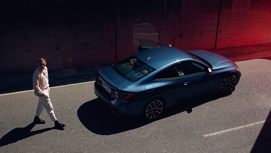 Remote Software Upgrade man achter de BMW steekt de straat over Man achter de BMW steekt de straat over