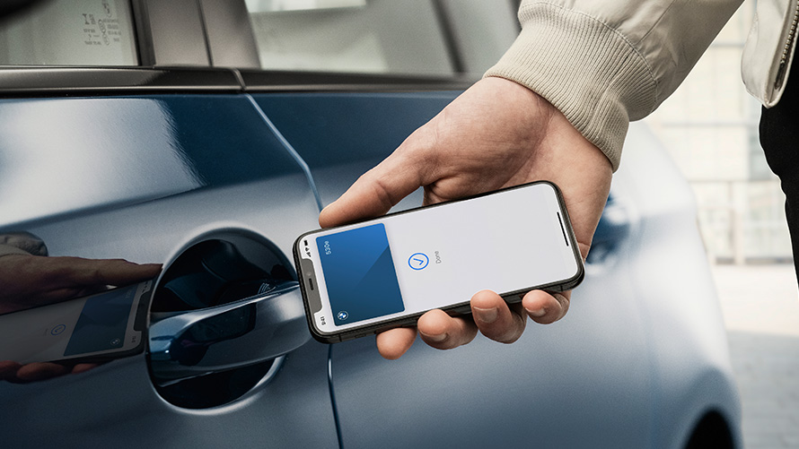 Digital Key Man opens BMW with Digital Key on Smartphone