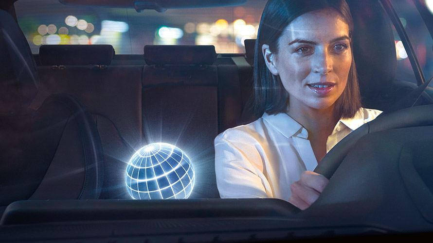 BMW Intelligent Personal Assistant Une femme roule en BMW de nuit.