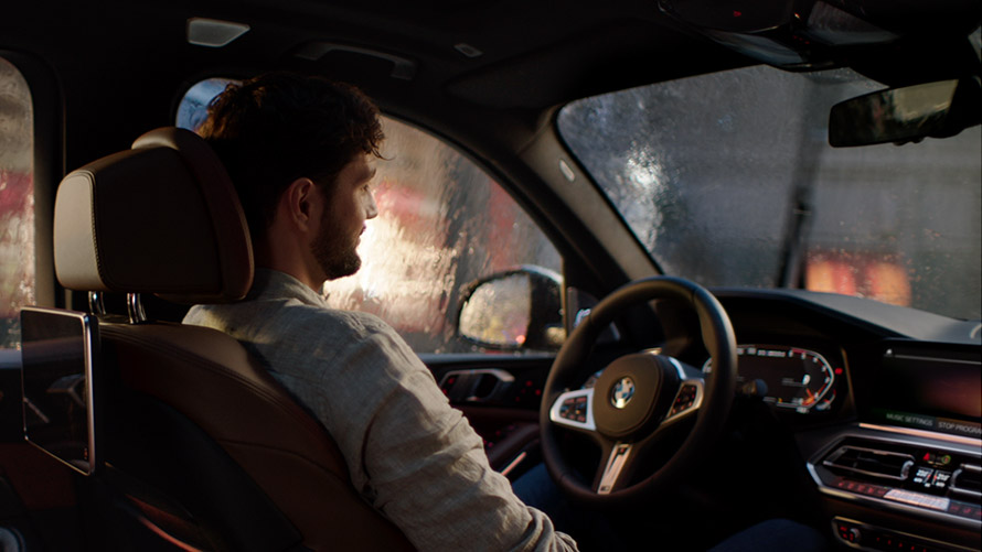 BMW Caring Car Un homme roule en BMW et utilise Caring Car.