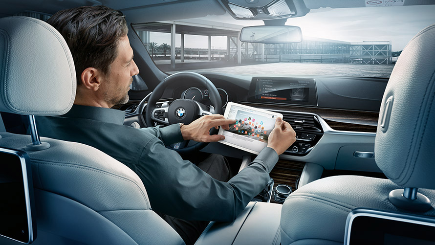 Hotspot Wi-Fi Un homme utilise le hotspot Wi-Fi dans une BMW.