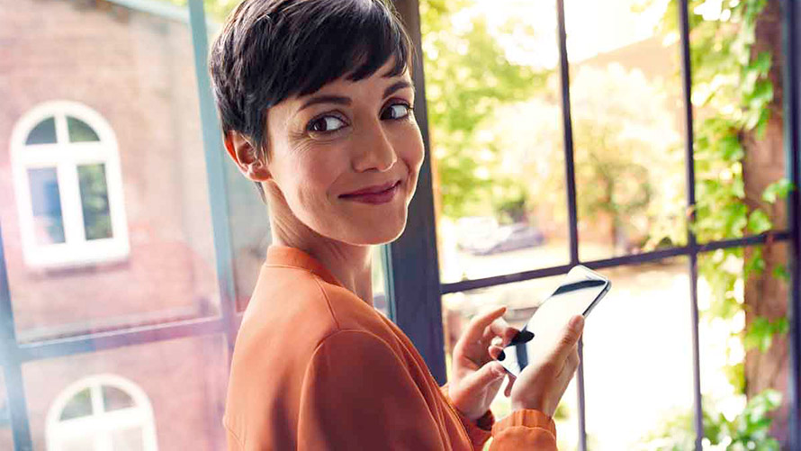 Connected Navigation Une femme utilise Connected Navigation sur un smartphone.