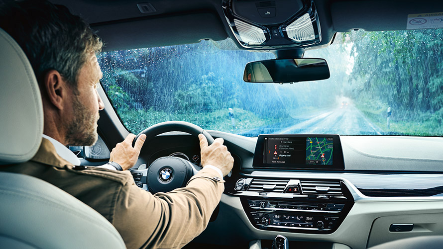 Real Time Traffic Information Un homme utilise Real Time Traffic Information sur l'écran à bord de la BMW.
