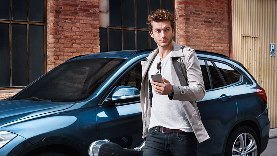 Navigation porte-à-porte Un jeune homme en ville utilise la navigation porte-à-porte sur son smartphone.