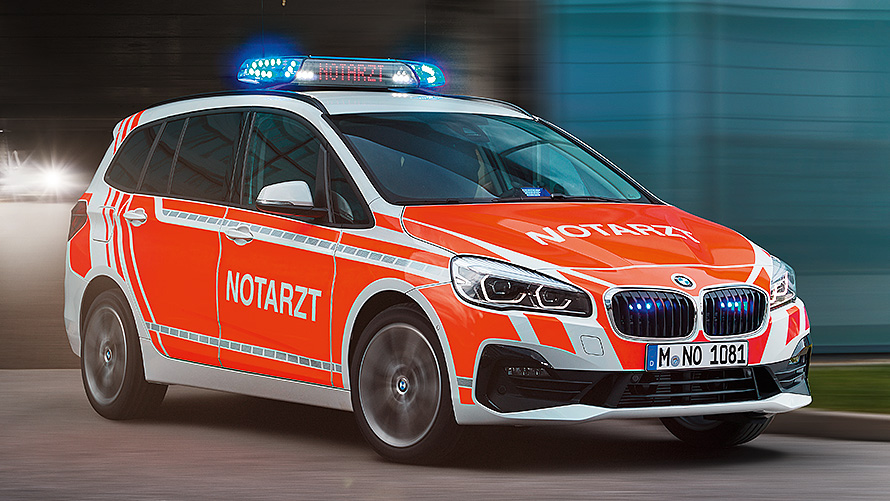 BMW 2 Reeks Gran Tourer F48LCI2 wagen spoedarts BMW 2 Reeks Gran Tourer F48LCI2 wagen spoedarts 1/3 vooraanzicht rijdend in de stad