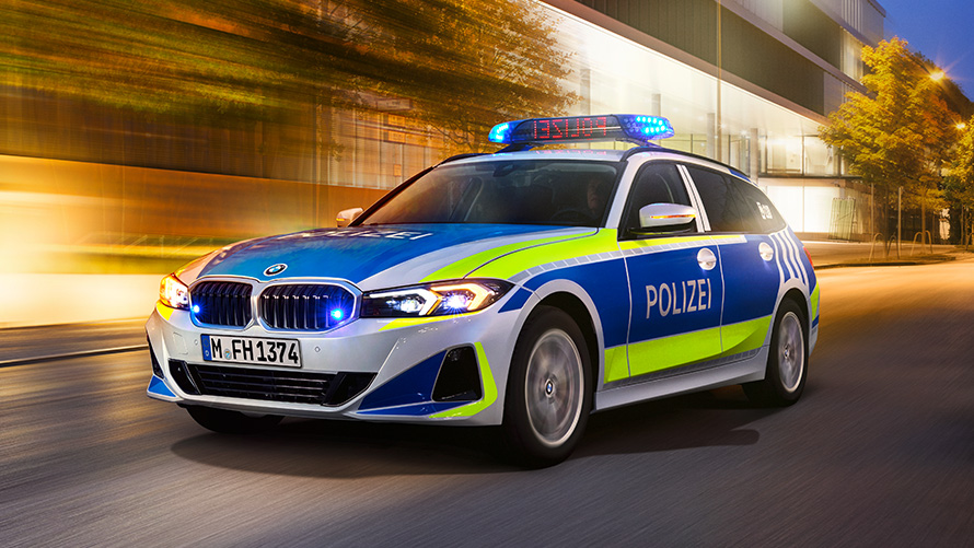 BMW Série 3 Touring voiture de police BMW Série 3 Touring voiture de police 1/3 Vue avant en mouvement