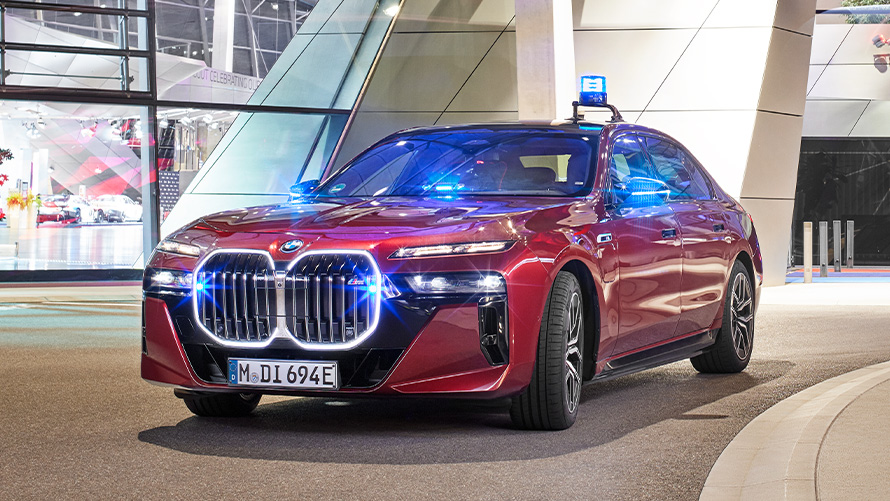 BMW Série 7 véhicule d’escorte BMW Série 7 véhicule d'escorte 1/3 Vue avant en mouvement sur la route