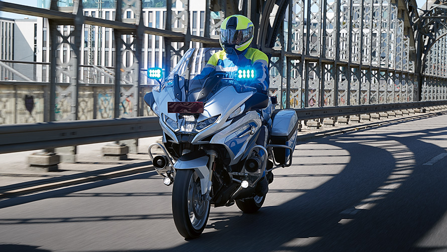 BMW R1250RT moto de police BMW R1250RT moto de police vue avant pont conduite