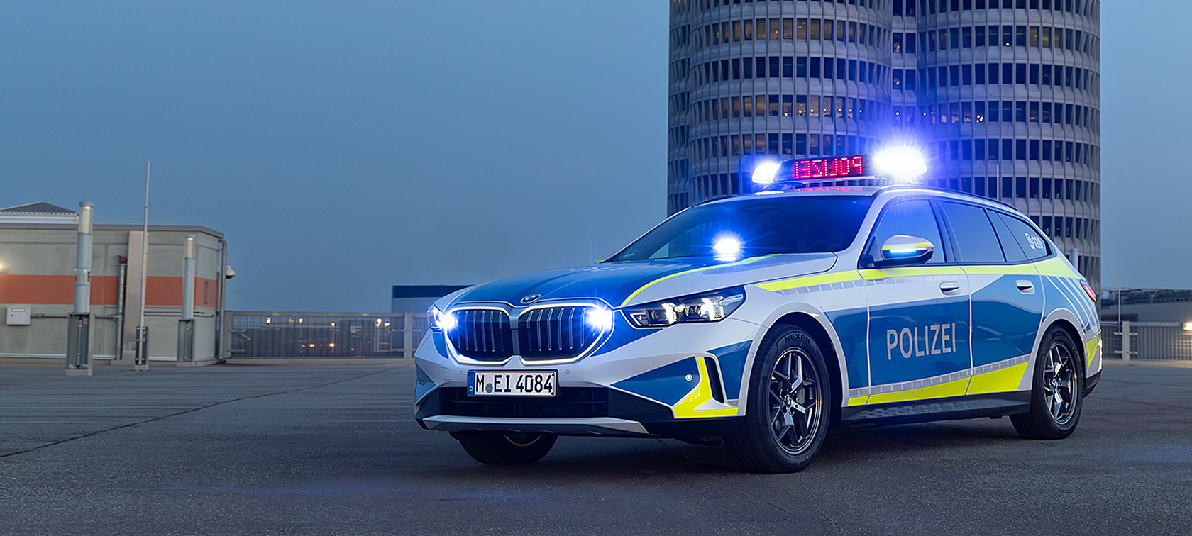 BMW Série 5 Touring G31LCI véhicule de police BMW Série 5 Touring G31LCI véhicule de police vue avant 1/3 conduite dans un tunnel