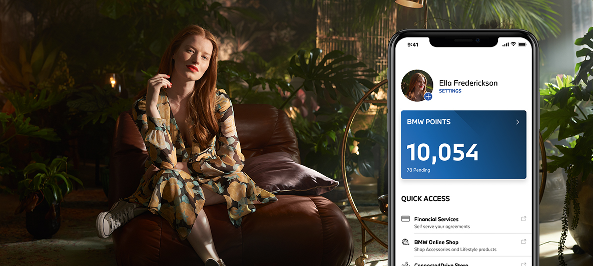 My BMW App elektronisch rijden en BMW Points verzamelen vrouw zittend op zetel voor planten My BMW App elektronisch rijden en BMW Points verzamelen vrouw zittend op zetel voor planten