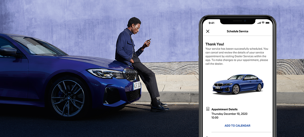 My BMW App onderhoudsbehoefte beheren man zit op motorkap van een BMW My BMW App onderhoudsbehoefte beheren man zit op motorkap van een BMW