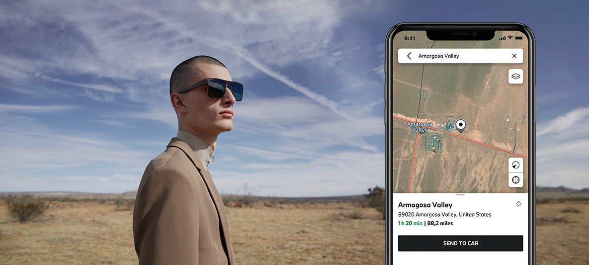 My BMW App ritten plannen en naar de wagen sturen man in de woestijn My BMW App ritten plannen en naar de wagen sturen man in de woestijn
