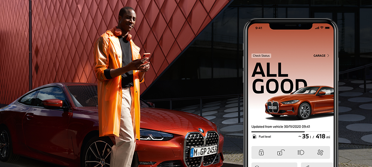 My BMW App voertuigstatus checken man met smartphone voor BMW 2 Reeks Coupé My BMW App voertuigstatus checken man met smartphone voor BMW 2 Reeks Coupé