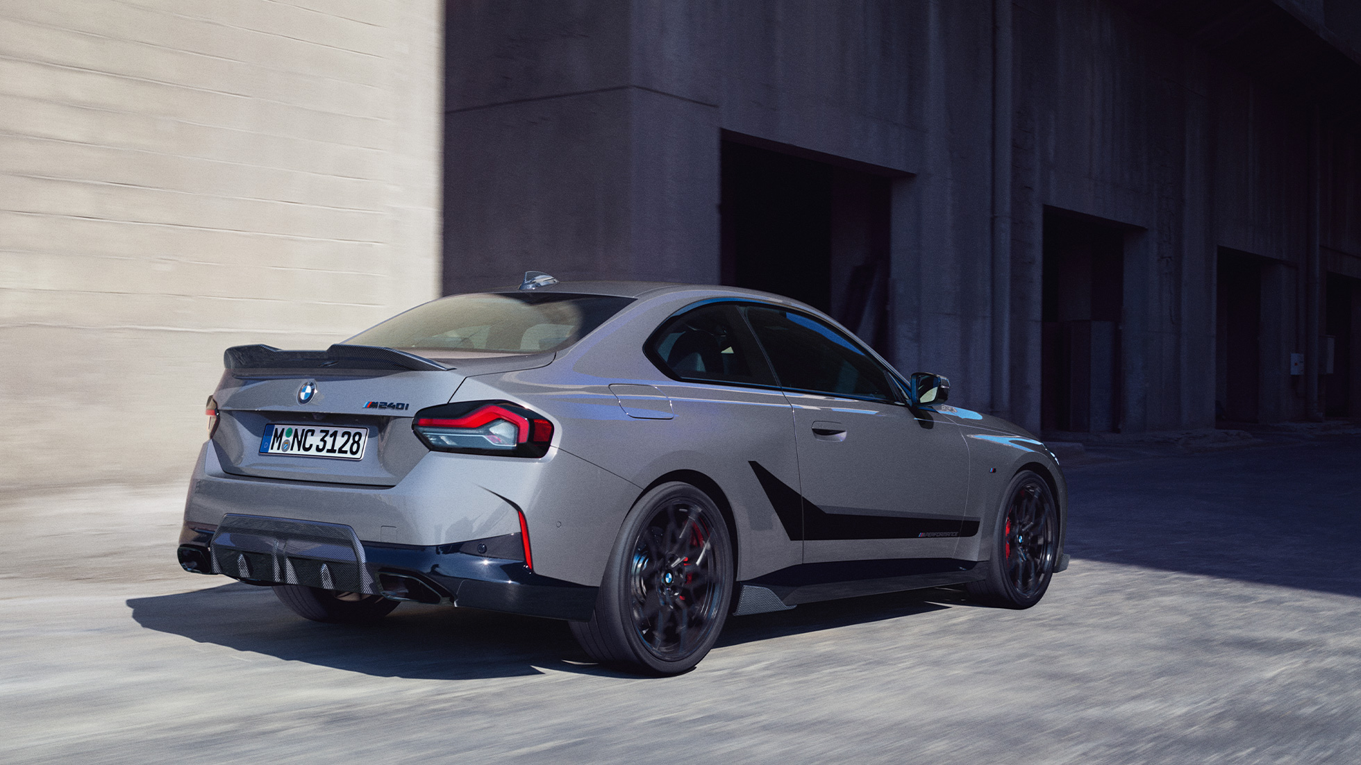 BMW 2 Reeks Coupé G42 driekwart achteraanzicht. BMW M Performance Parts BMW 2 Reeks Coupé G42 driekwart achteraanzicht