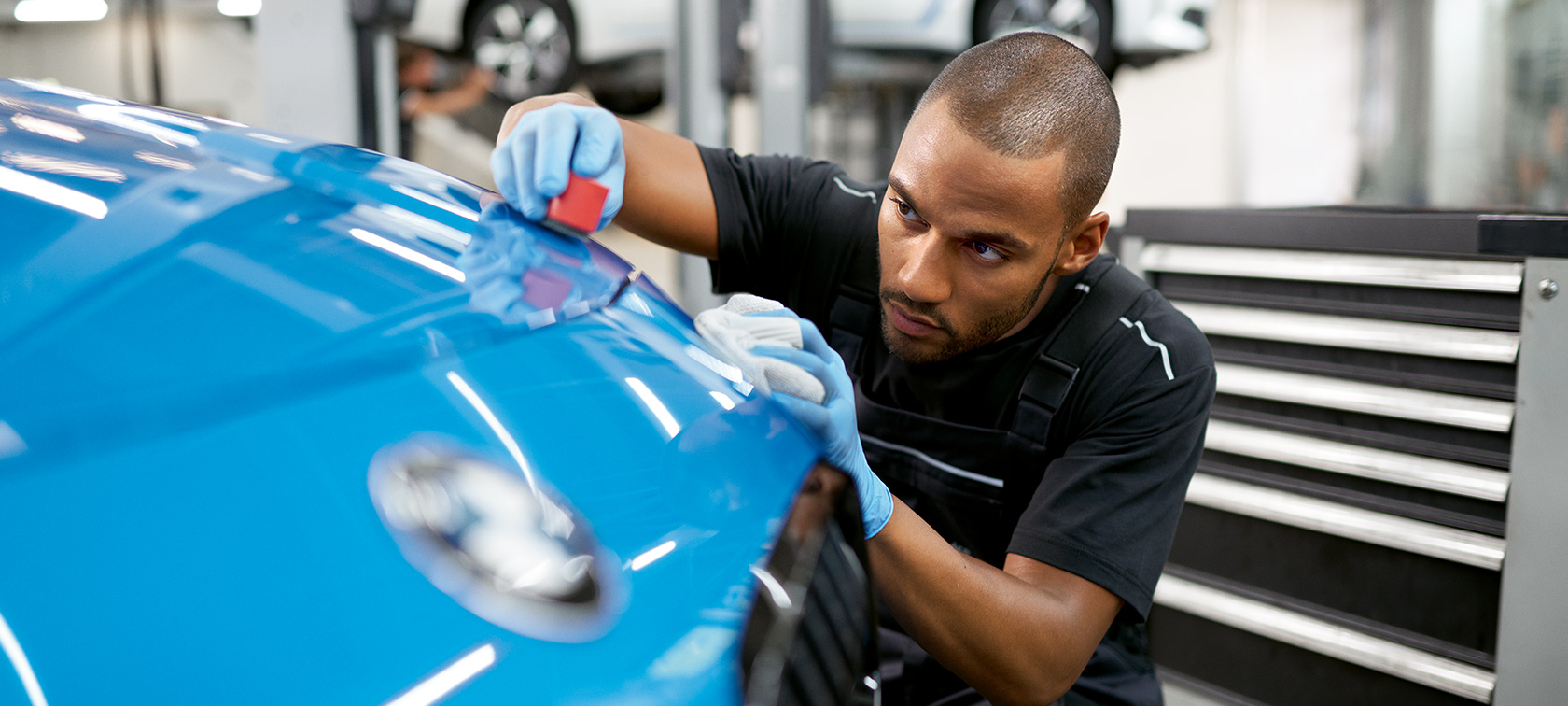 BMW schoonheidsreparaties BMW reparaties en verzorging BMW reparaties en verzorging BMW schoonheidsreparaties medewerker servicewerkplaats