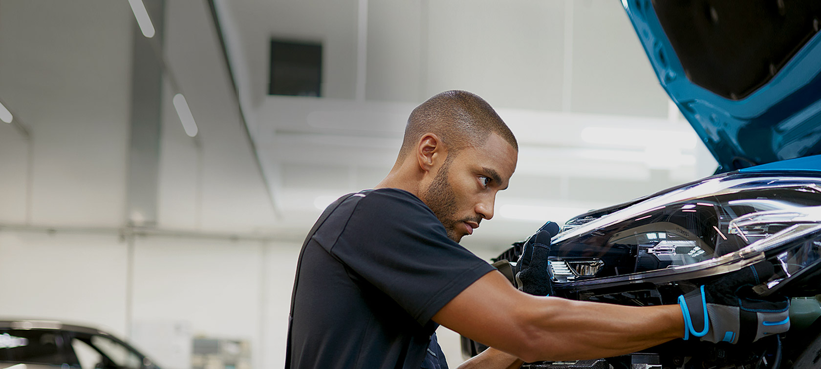 BMW reparaties en verzorging BMW reparaties en verzorging medewerker servicewerkplaats