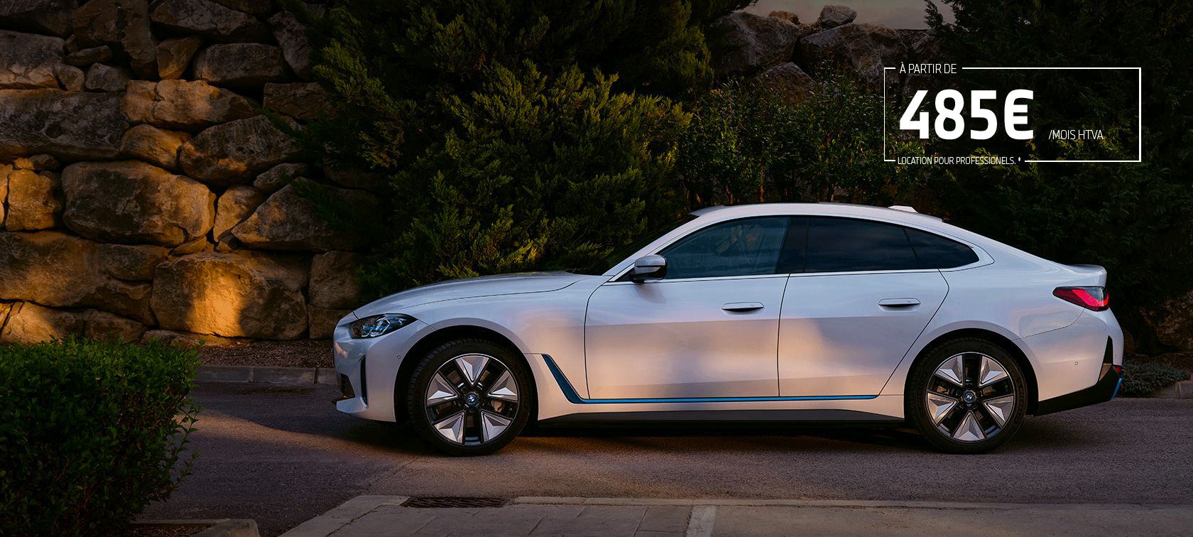 BMW i4 eDrive40 G26 2021 Mineralweiß vue de trois quarts avant, en stationnement devant un lac avec une colline en arrière-plan