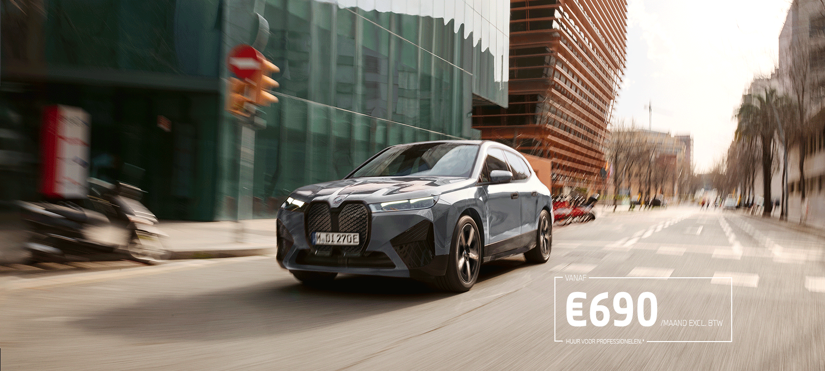 BMW iX i20 2021 elektrische SUV BMW iX xDrive50 Aventurinrot voor kust