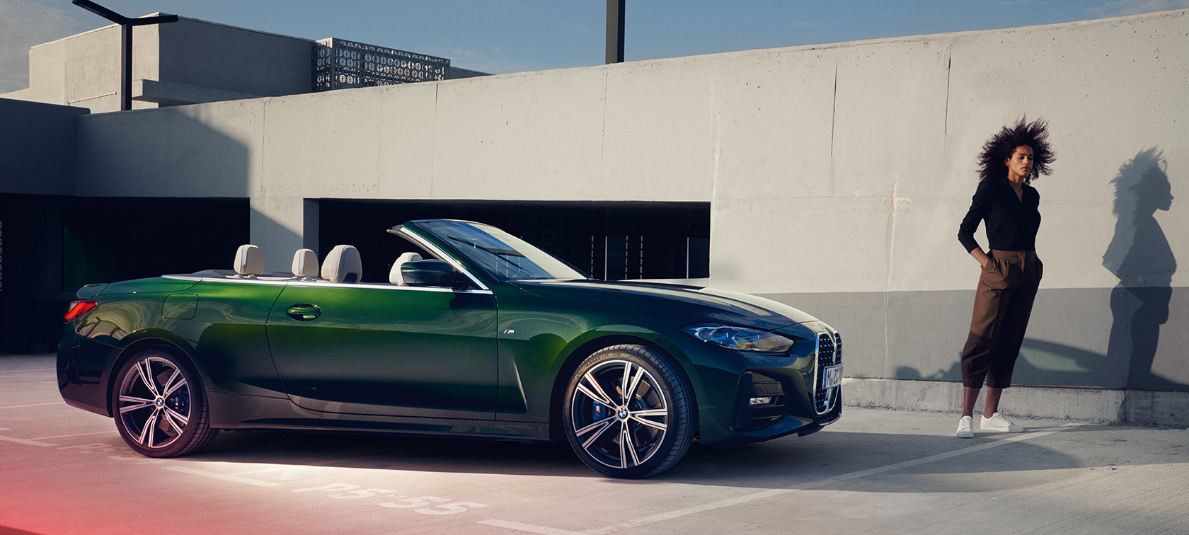BMW 4 Reeks Cabrio met een vrouw G23 2020 BMW 4 Reeks Cabrio met een vrouw G23 2020 Sanremo Green metallic