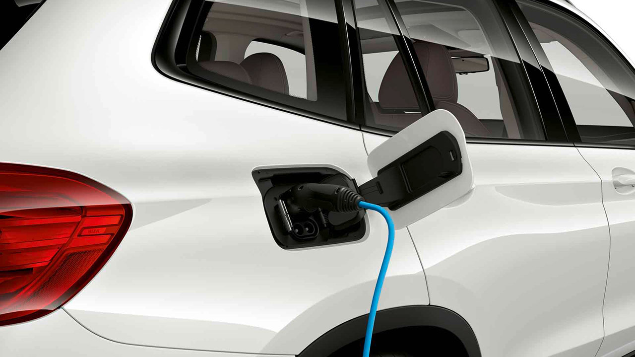 High Power Charging BMW iX3 G08 zijaanzicht aan openbaar laadstation High Power Charging BMW iX3 G08 2020 Mineralweiß metallic zijaanzicht aan openbaar laadstation