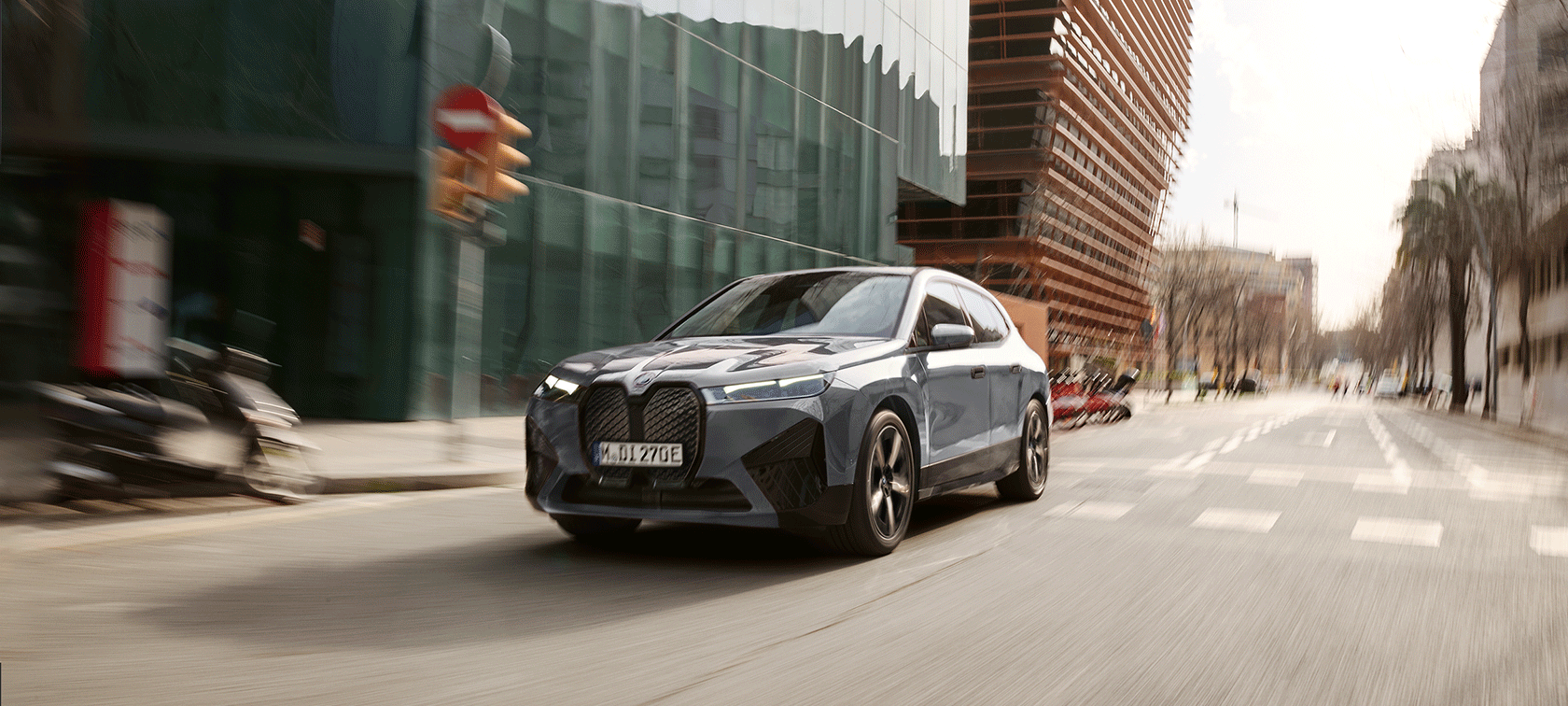 BMW iX i20 2021 elektrische SUV BMW iX xDrive50 Aventurinrot voor kust