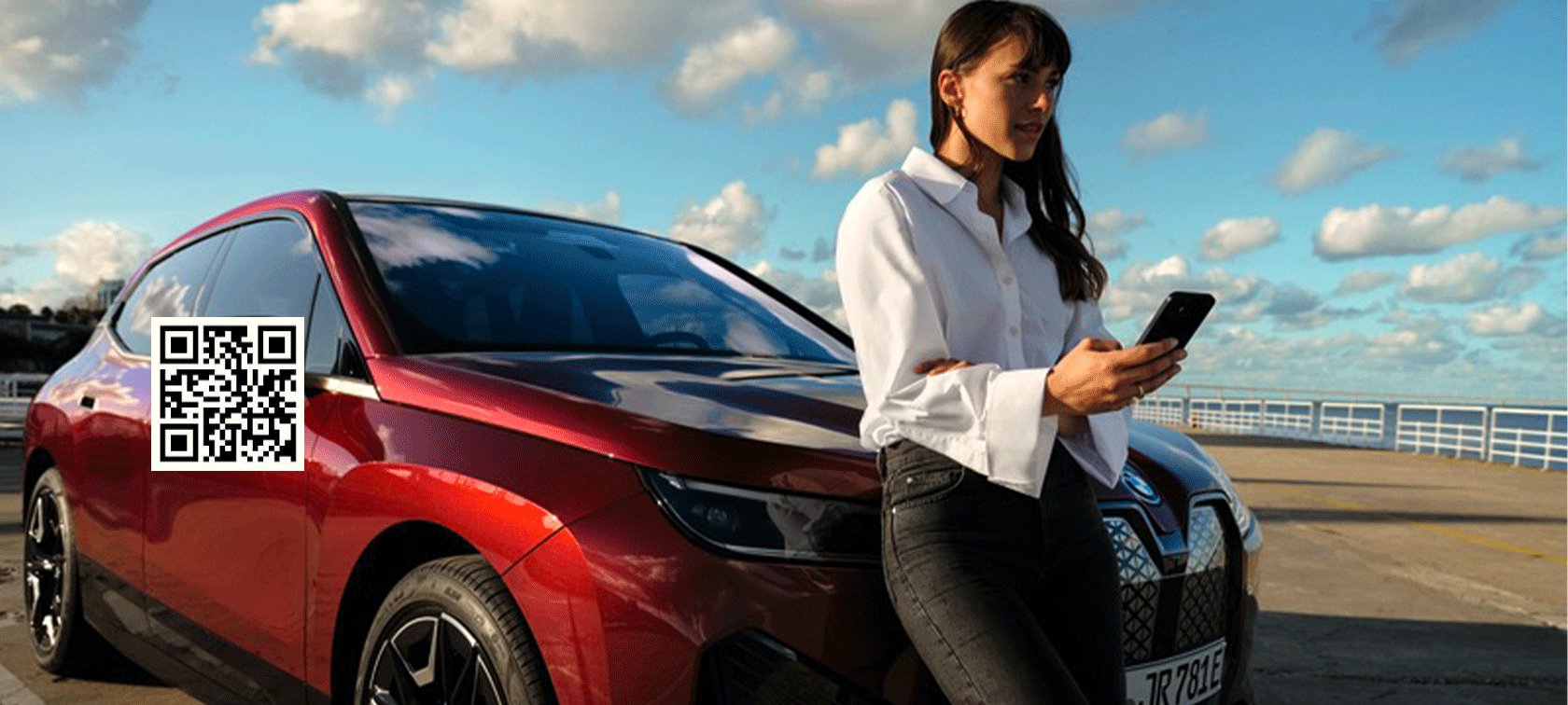 Une femme se tient devant une BMW X5 blanche et utilise l’App My BMW sur smartphone. Une femme se tient devant une BMW X5 blanche et utilise l’App My BMW sur smartphone.