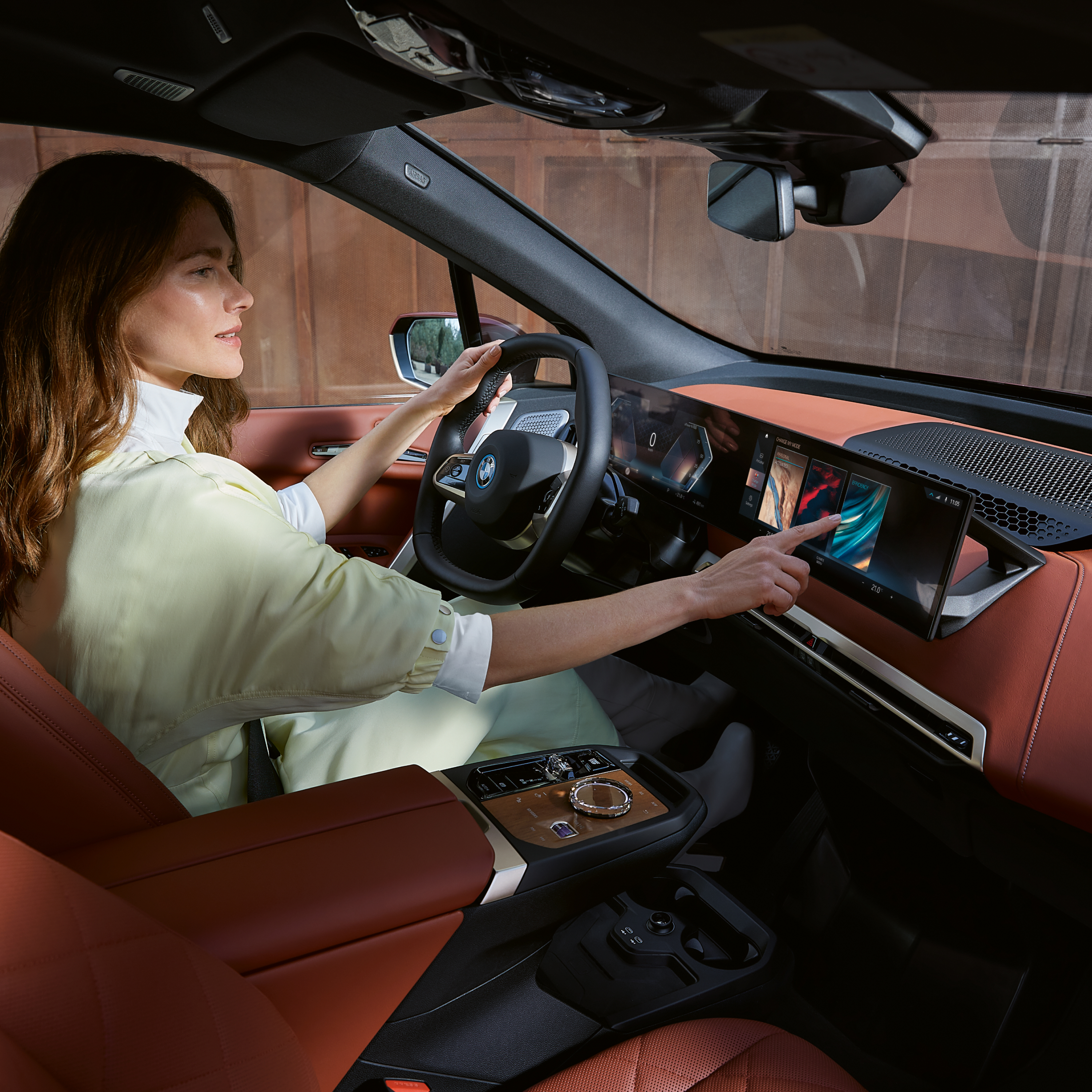 La personne assise sur le siège du conducteur utilise les différents instruments