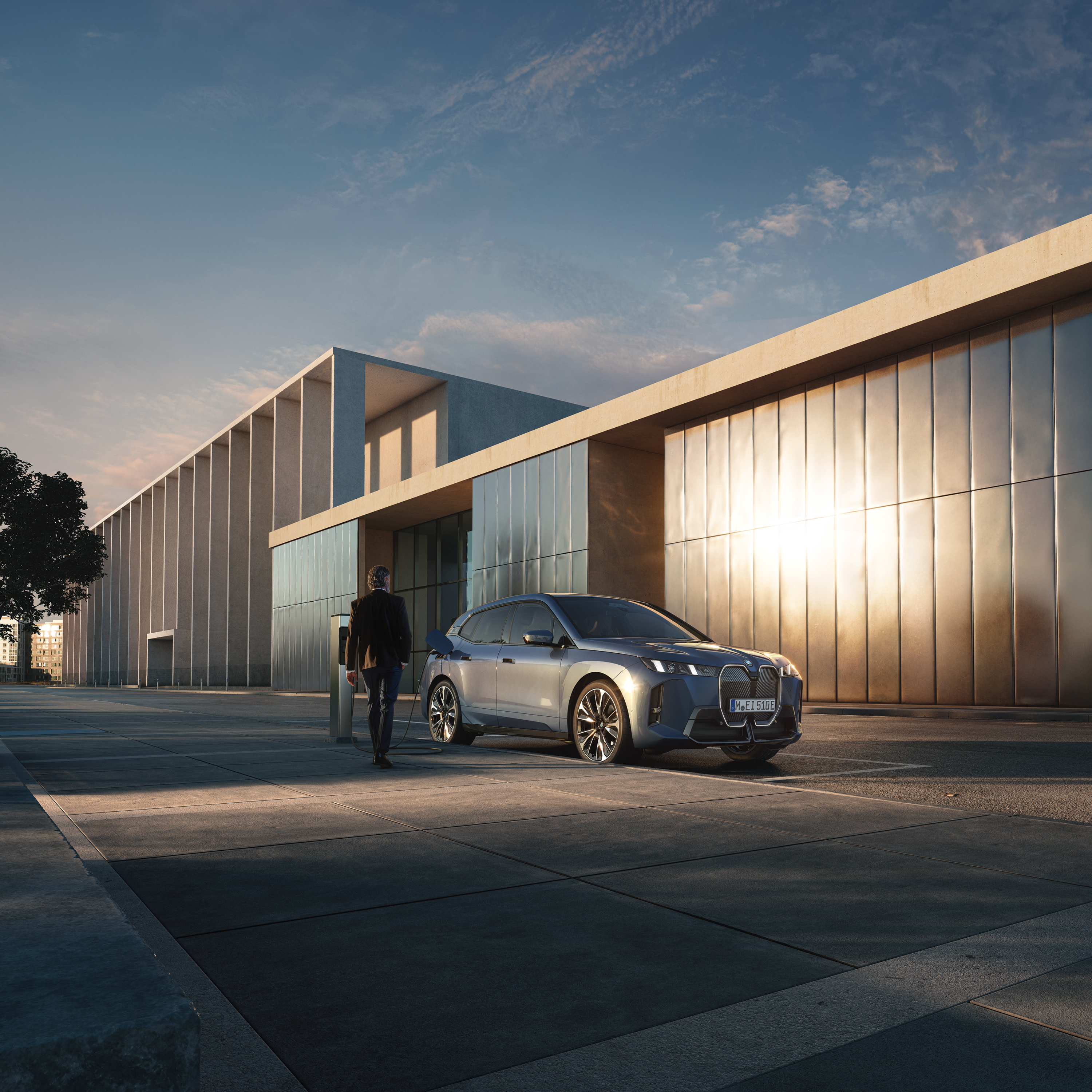Une personne s'approche pour charger une BMW