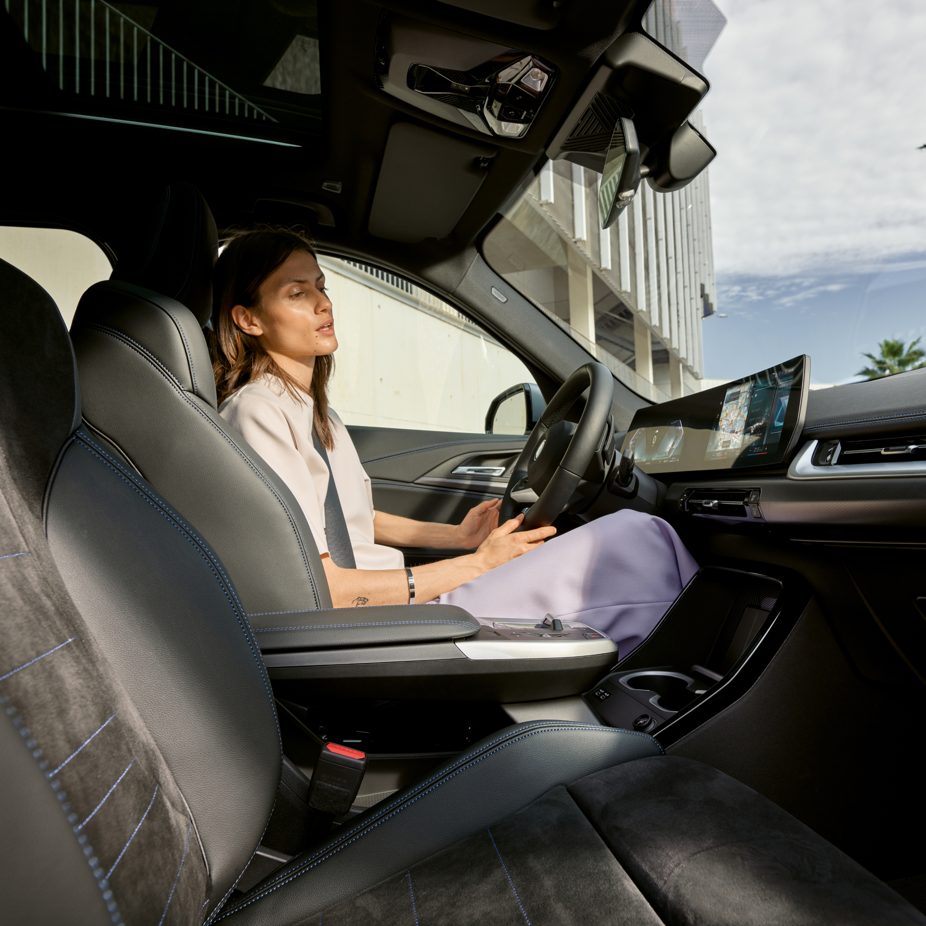 Personne regardant le Control Display de la BMW