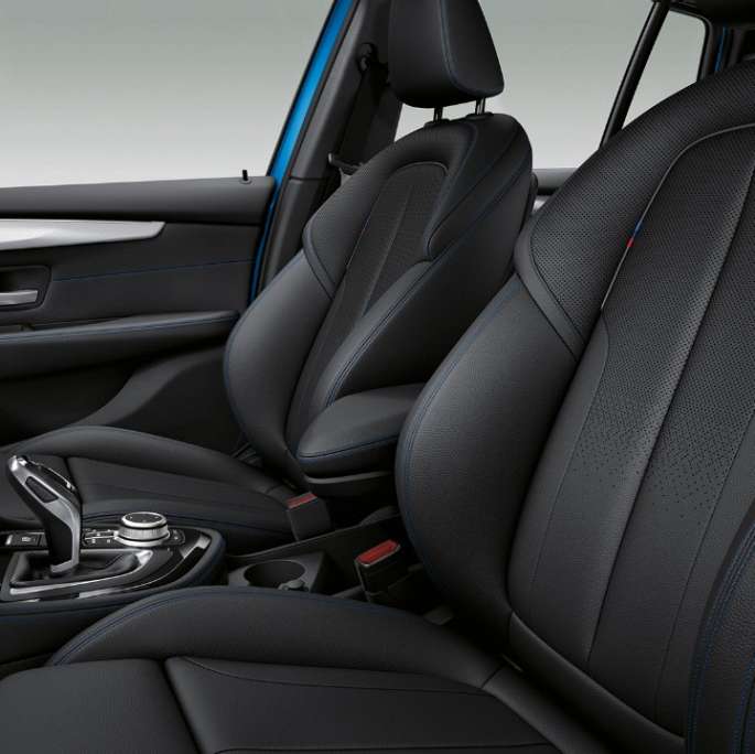 BMW Série 2 Gran Tourer 218i, Modèle Advantage, F46 restylage 2018 Phytonicblau, vue de trois quarts avant 