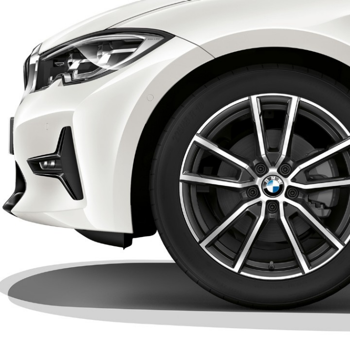 BMW Série 3 Berline, jante du Modèle Sport Gros plan d’une jante en alliage léger de la BMW Série 3 Berline, dotée de l’équipement du Modèle Sport.