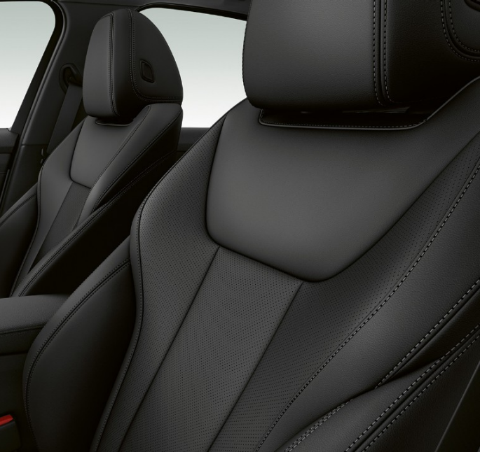 BMW Série 3 Berline, sièges avant du Modèle Sport Gros plan latéral des sièges avant de la BMW Série 3 Berline, dotée de l’équipement du Modèle Sport.