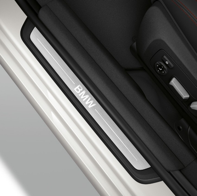 BMW Série 3 Berline, seuil de porte du Modèle Sport Vue en plan d’un seuil de porte de la BMW Série 3 Berline dotée de l’équipement du Modèle Sport.
