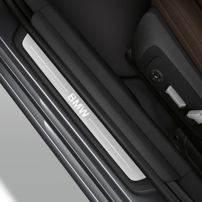 BMW Série 3 Berline, seuil de porte du Modèle Luxury Vue en plan d’un seuil de porte de la BMW Série 3 Berline dotée de l’équipement du Modèle Luxury.