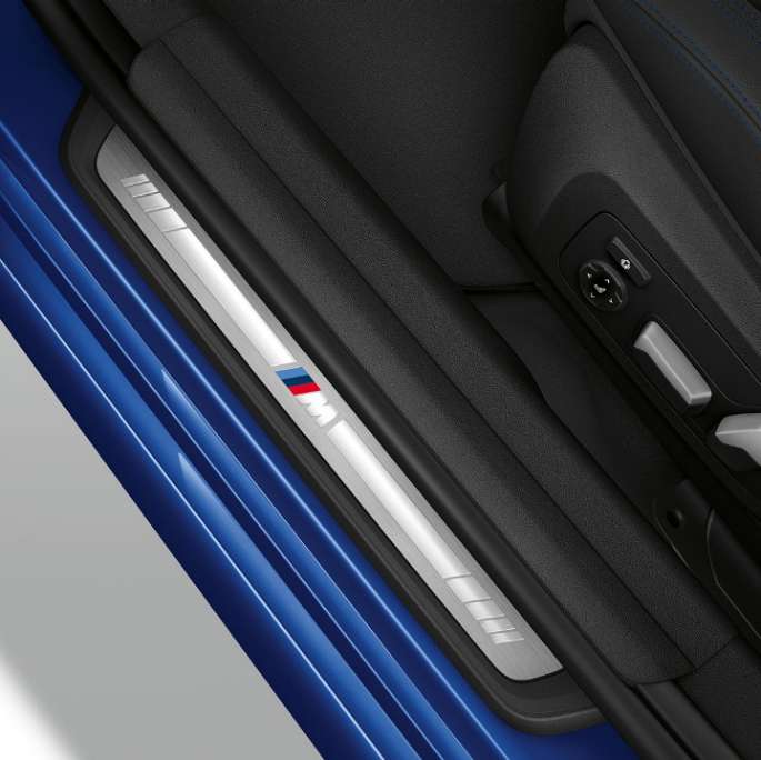 BMW Série 3 Berline, seuil de porte du Modèle M Sport Vue en plan d’un seuil de porte de la BMW Série 3 Berline dotée de l’équipement du Modèle M Sport.