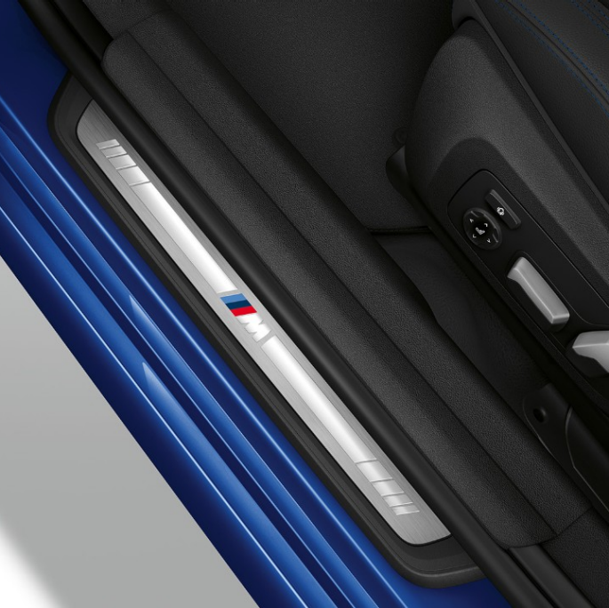 BMW Série 3 Berline, seuil de porte du Modèle M Sport Vue en plan d’un seuil de porte de la BMW Série 3 Berline dotée de l’équipement du Modèle M Sport.